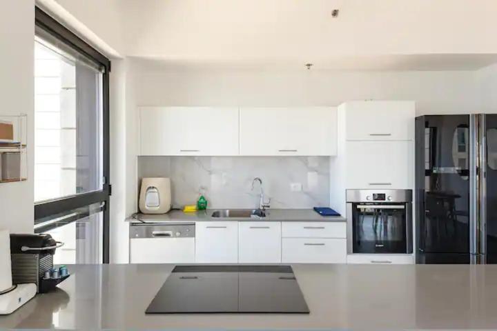 Oַ&O Group- Luxury Apt Tower Best Sea View Bat Jám Kültér fotó